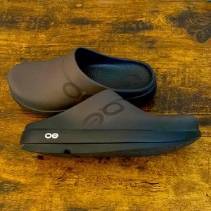 Oofos brown size 7 men, 9 women